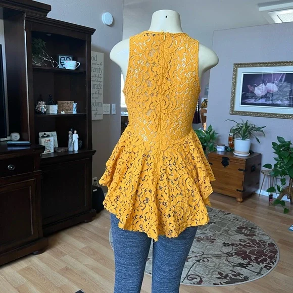 Haute Monde gold sleeveless crochet type blouse-size M - Picture 10 of 10